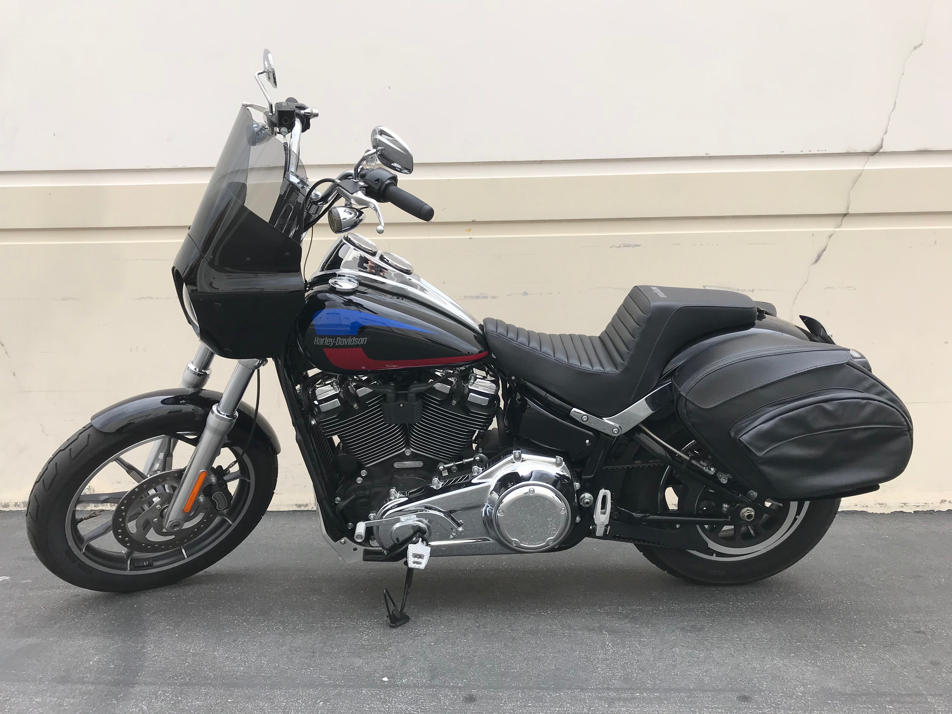 オスーナプロ黒革36.5C Retro Series V3 M8 Softail Saddlebags - Leather – Leather